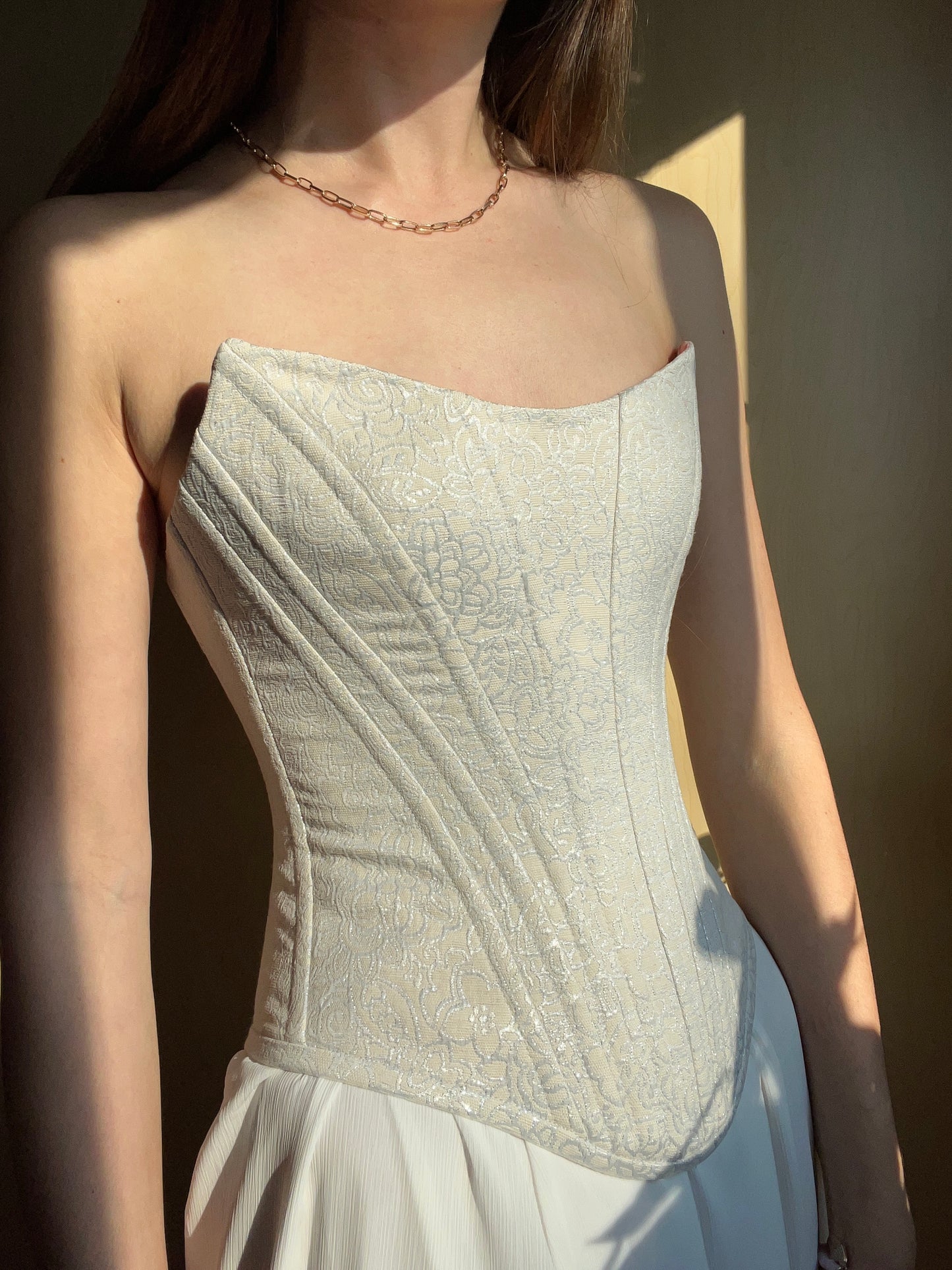 White strapless brocade corset 🦢