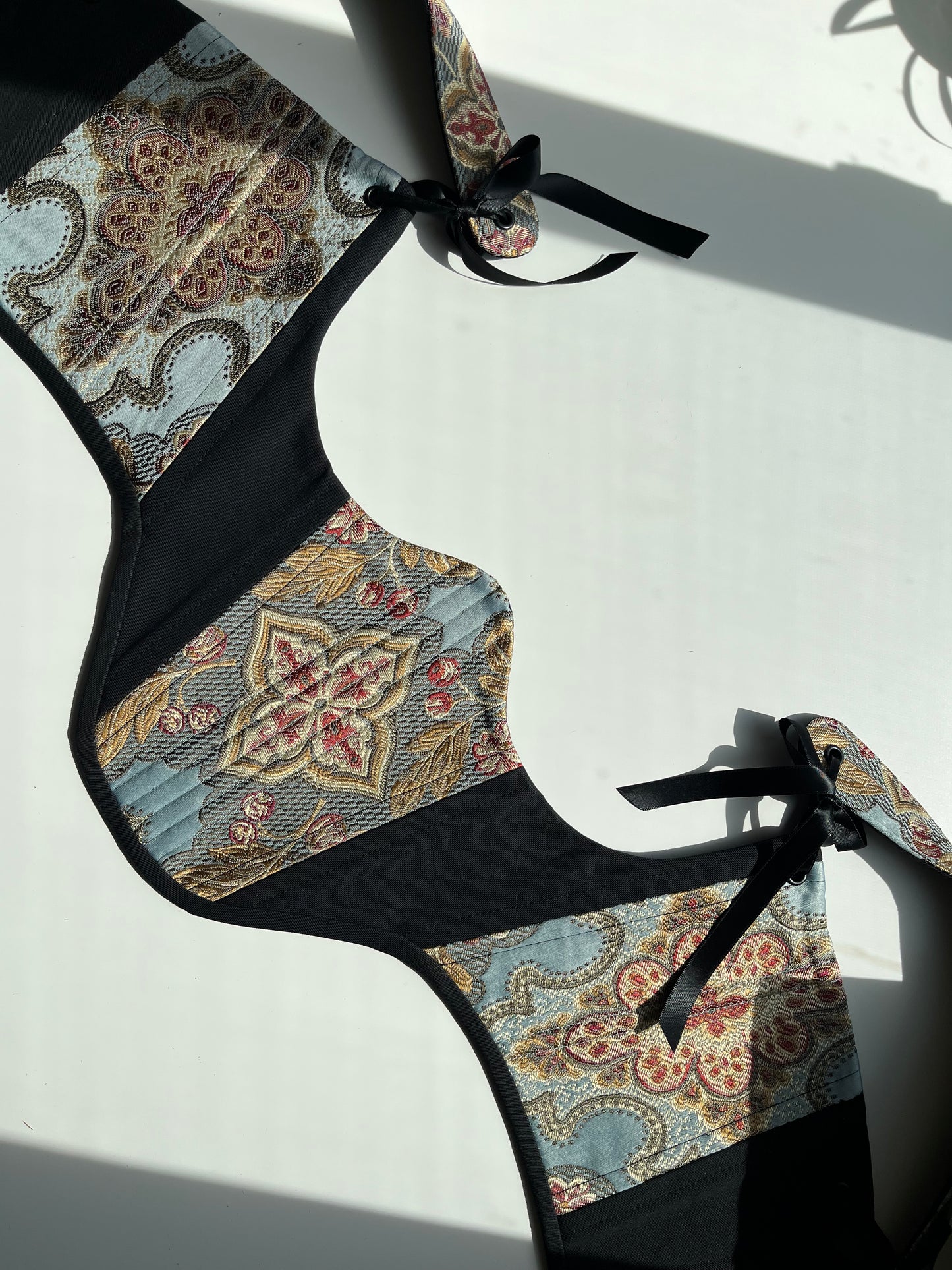 Underbust corsage with removable shoulder straps