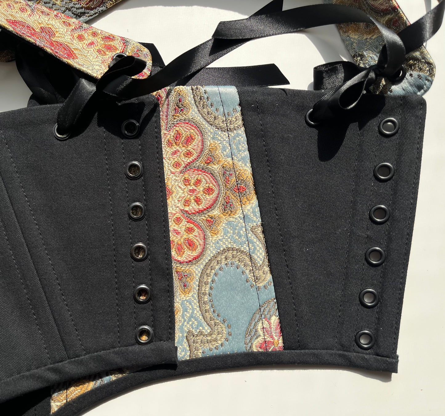 Underbust corsage with removable shoulder straps
